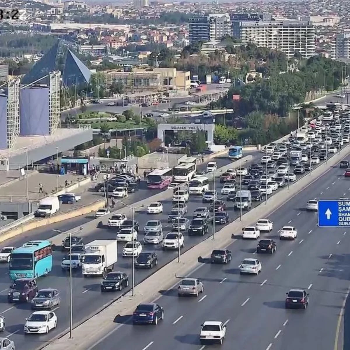 Bakının bir sıra yollarında nəqliyyatın sıxlığı müşahidə edilir