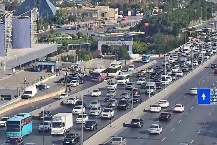 Bakının bir sıra yollarında nəqliyyatın sıxlığı müşahidə edilir
