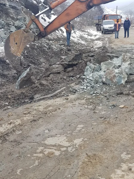 Gəncə-Daşkəsən yoluna qaya parçası düşüb