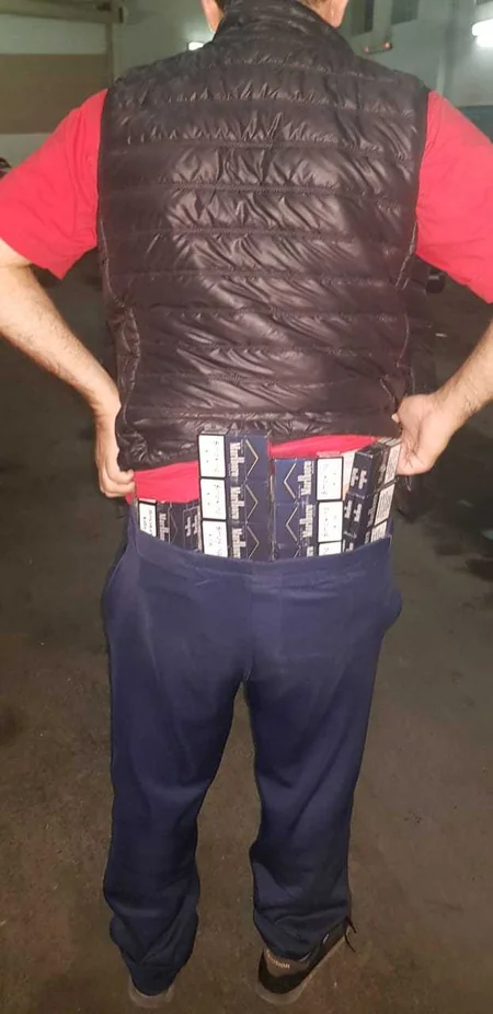 Azərbaycan gömrükçüləri avtomobilin salonunda və vətəndaşın üzərində gizlədilən siqaretləri aşkar edib
