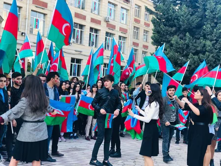 BDU-nun tələbələri Üç rəngin kölgəsində! adlı fləşmob keçiriblər