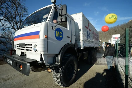 5 more security vehicles of Russian peacekeepers pass freely along Khankandi-Lachin road