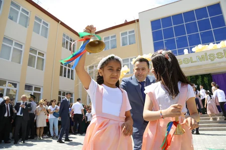 Təhsil naziri məcburi köçkün şagirdlərin Son zəngində  - FOTOREPORTAJ