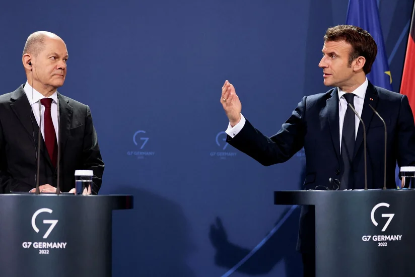 Макрон проводит в Париже переговоры с Шольцем