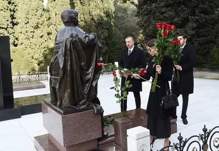 Azərbaycan Prezidenti Heydər Əliyevin məzarını ziyarət edib