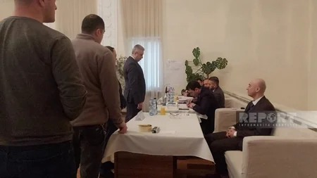 Voting in Ukraine kicks off amid air attack