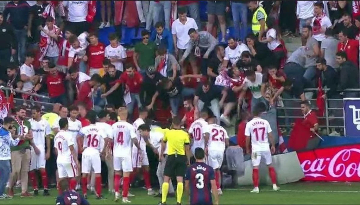 İspaniyada futbol matçı zamanı stadion uçub, xəsarət alanlar var - FOTO