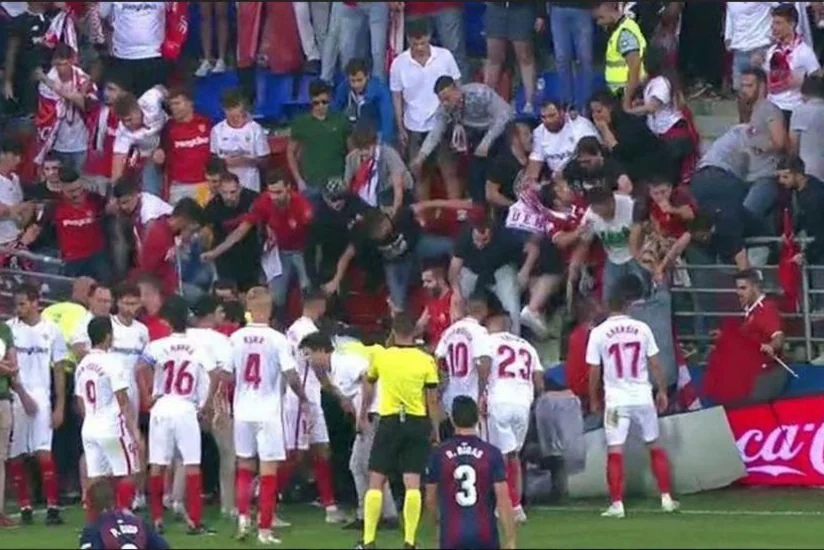 İspaniyada futbol matçı zamanı stadion uçub, xəsarət alanlar var - FOTO