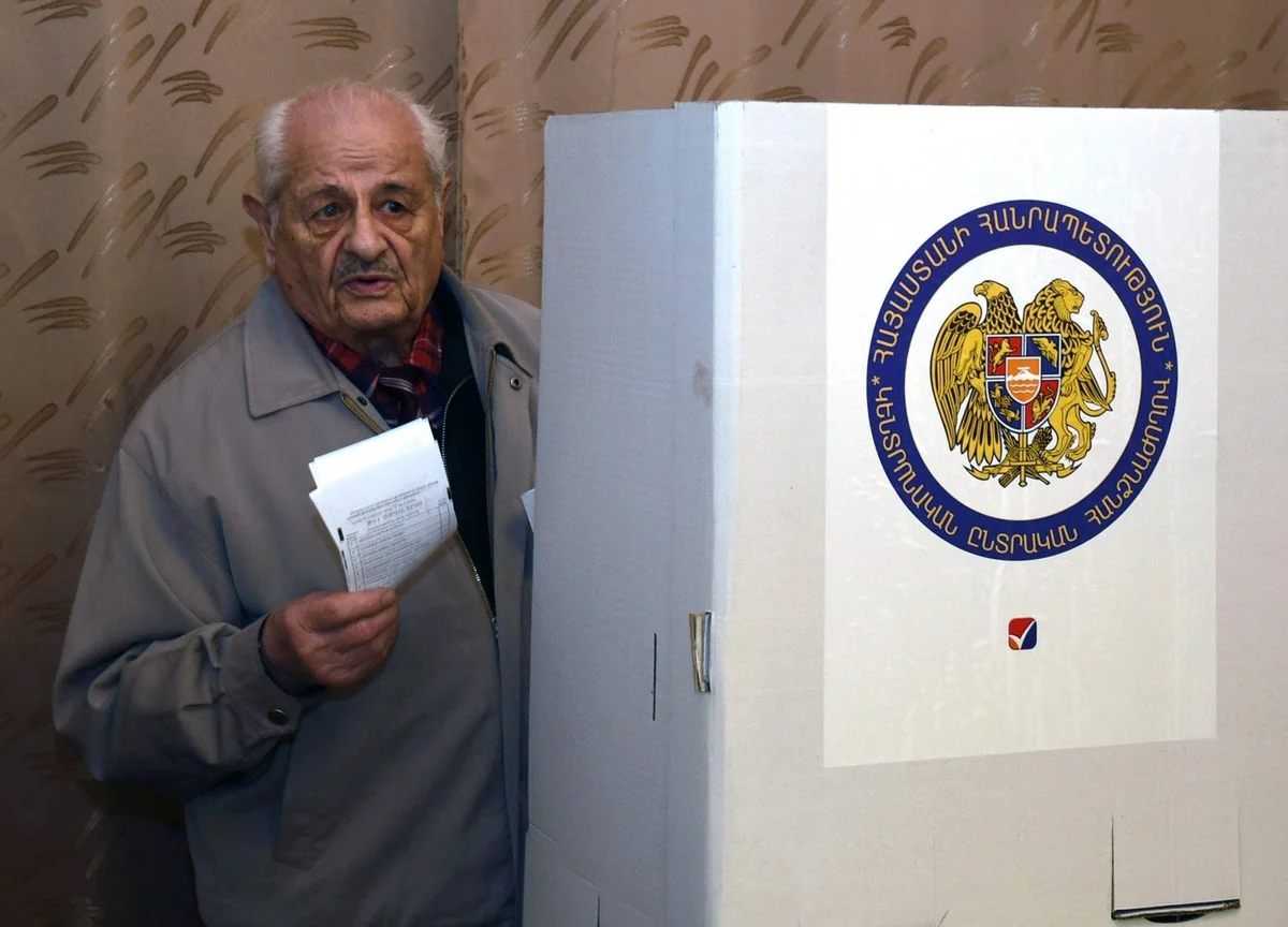 На внеочередные выборы в Армении пришли меньше половины избирателей