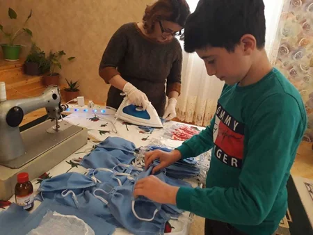 Kənd müəllimləri evdə maska tikərək pulsuz paylayır