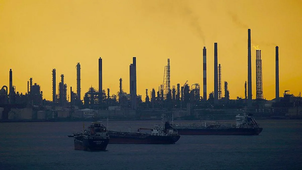 В Сингапуре задержаны 17 человек за хищение нефтепродуктов 