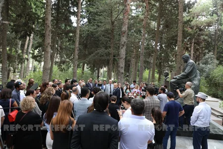 Üzeyir Hacıbəylinin məzarı ziyarət olunub