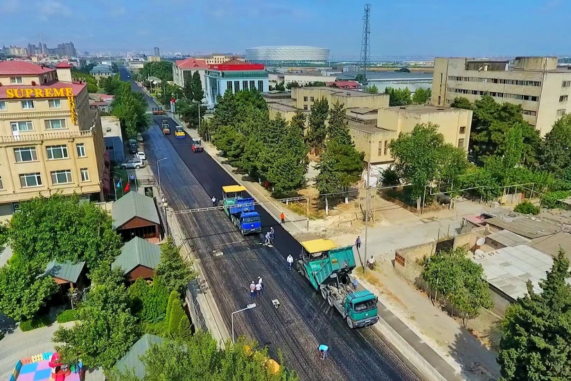 Bakının Bakıxanov qəsəbəsinin küçələrindən biri təmir edilir