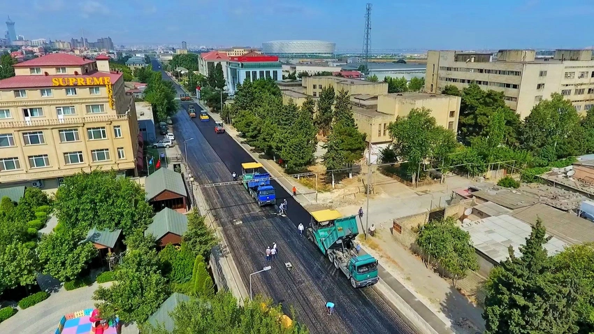 Bakının Bakıxanov qəsəbəsinin küçələrindən biri təmir edilir