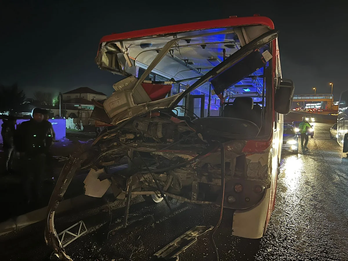 Bakıda sərnişin avtobusu kommunal xidmət avtomobili ilə toqquşub, xəsarət alanlar var