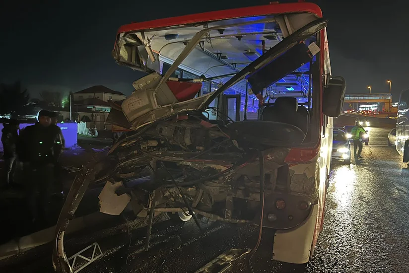 Bakıda sərnişin avtobusu kommunal xidmət avtomobili ilə toqquşub, xəsarət alanlar var