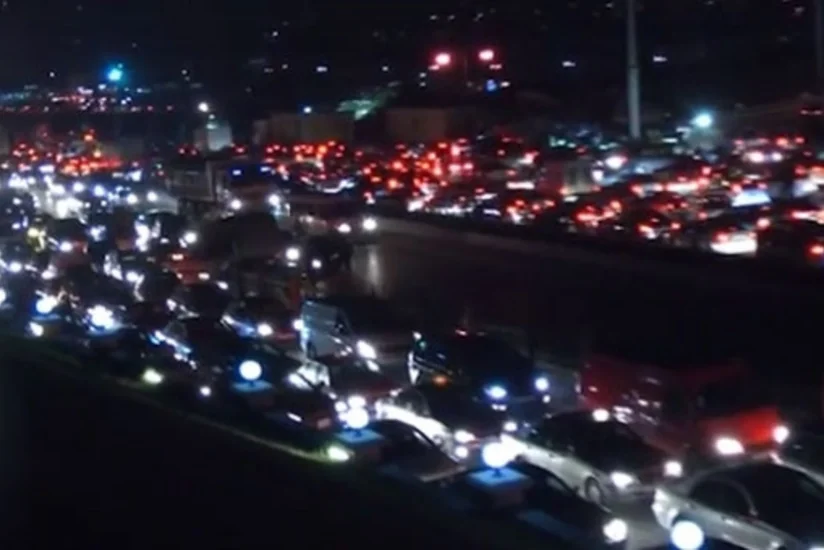Bakıda qaldırıcı kran aşıb