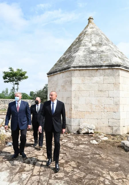 Dövlət başçısı Ağdamda Pənahəli xanın sarayının yerləşdiyi imarət kompleksində olub - YENİLƏNİB