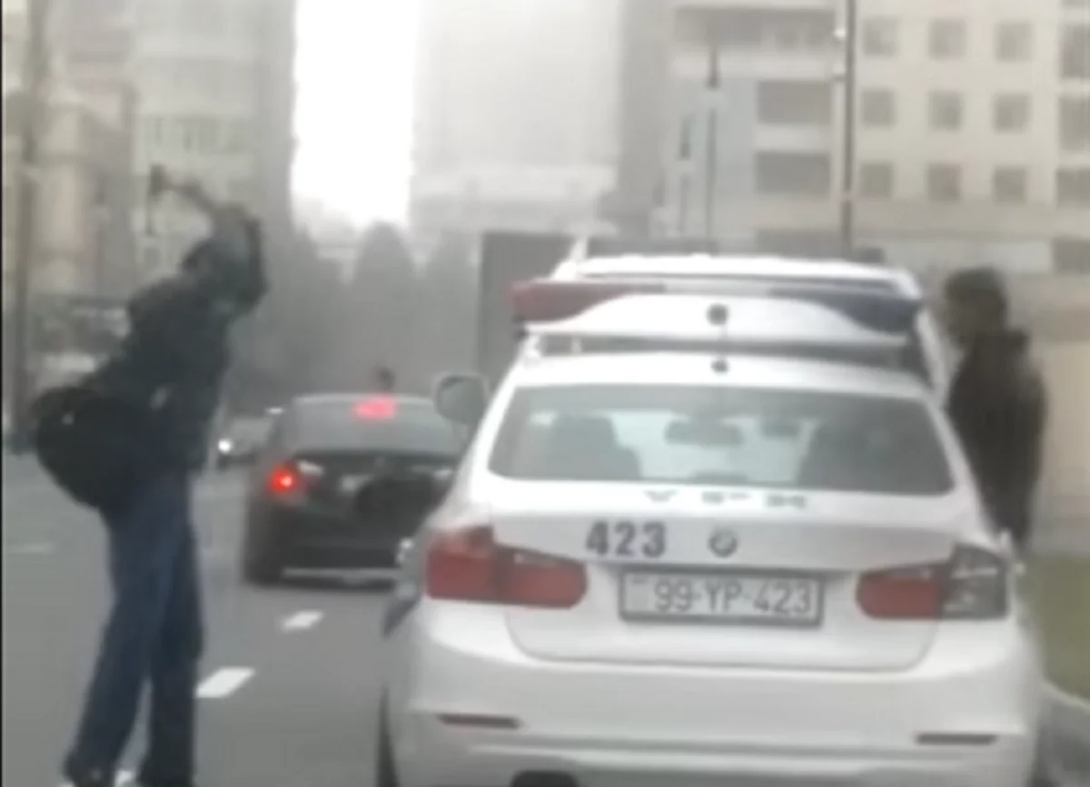 Bakıda polis maşınını çəkiclə sındıran şəxsin cinayət işi məhkəməyə göndərilib