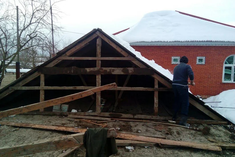 В результате сильного снегопада в Джалилабаде обрушились крыши двух домов