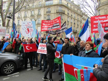 Parisdə ermənilər azərbaycanlılara hücum edib, yaralananlar var