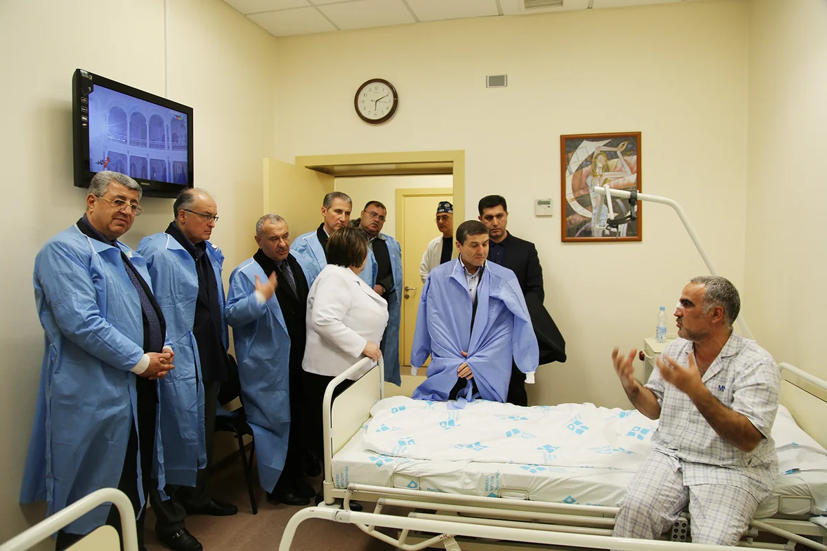 SOCAR-ın vitse-prezidentləri xəsarət alan neftçilərə baş çəkiblər - VİDEO