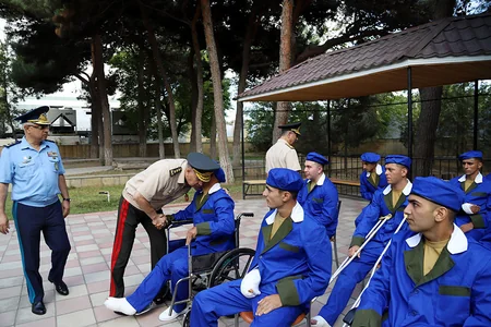 Müdafiə naziri hərbi hospitalda müalicə alan yaralılarla görüşüb