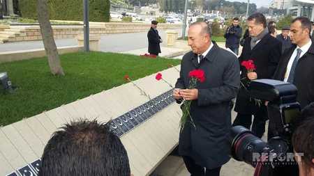 Mövlud Çavuşoğlu Fəxri xiyabanı və Şəhidlər xiyabanını ziyarət edib - FOTO