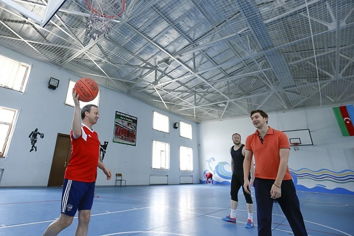 FIDE prezidenti Şəmkirdə basketbol oynayıb