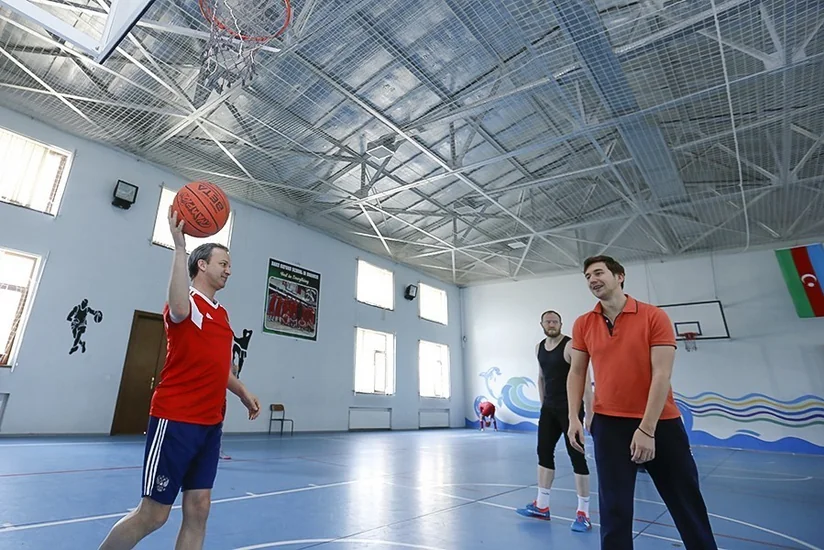 FIDE prezidenti Şəmkirdə basketbol oynayıb