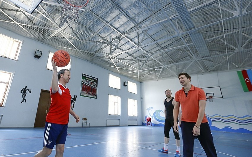 FIDE prezidenti Şəmkirdə basketbol oynayıb