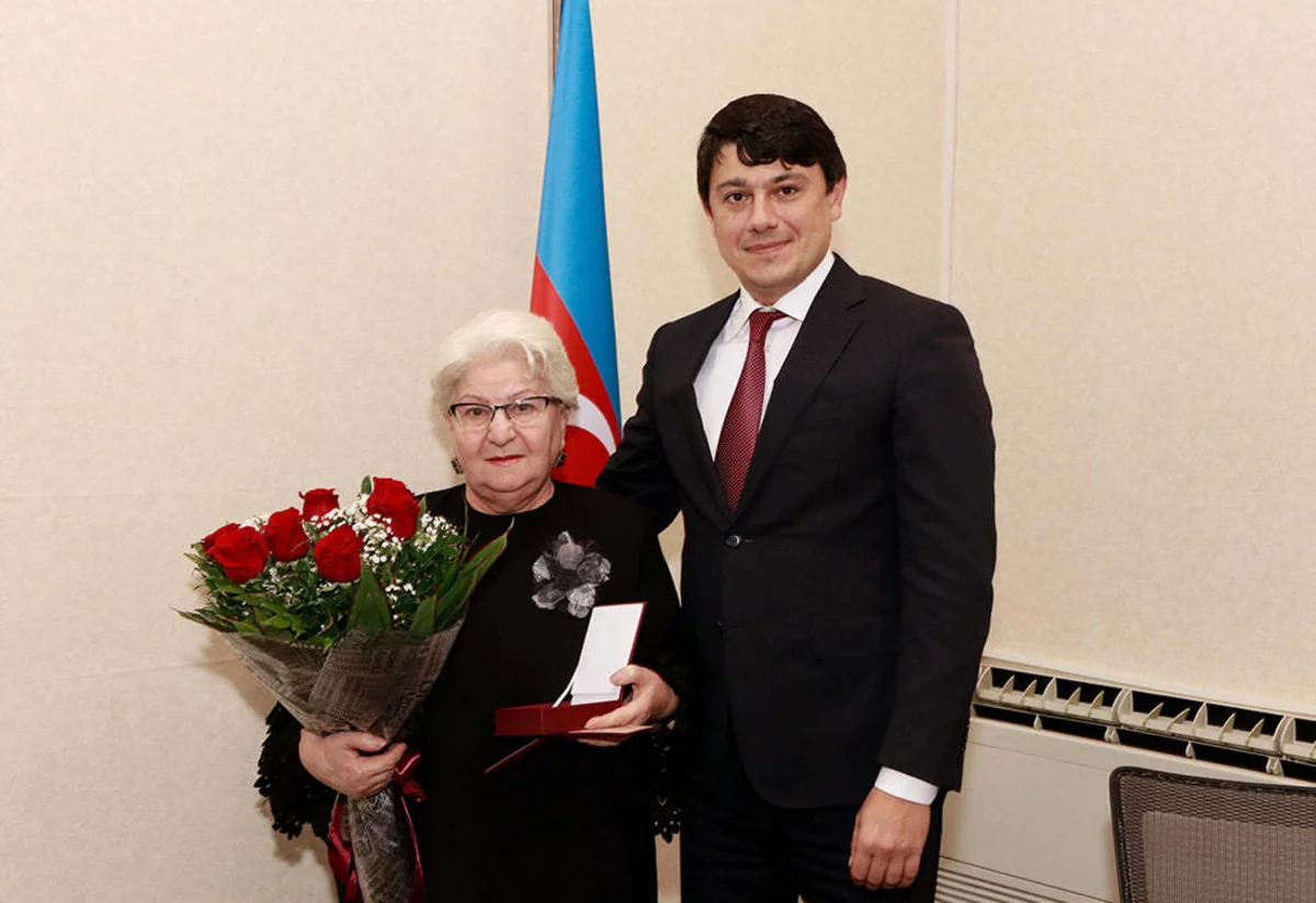 Tbilisidəki Azərbaycan Mədəniyyət Muzeyinin direktoruna cümhuriyyətin 100 illiyi medalı təqdim olunub