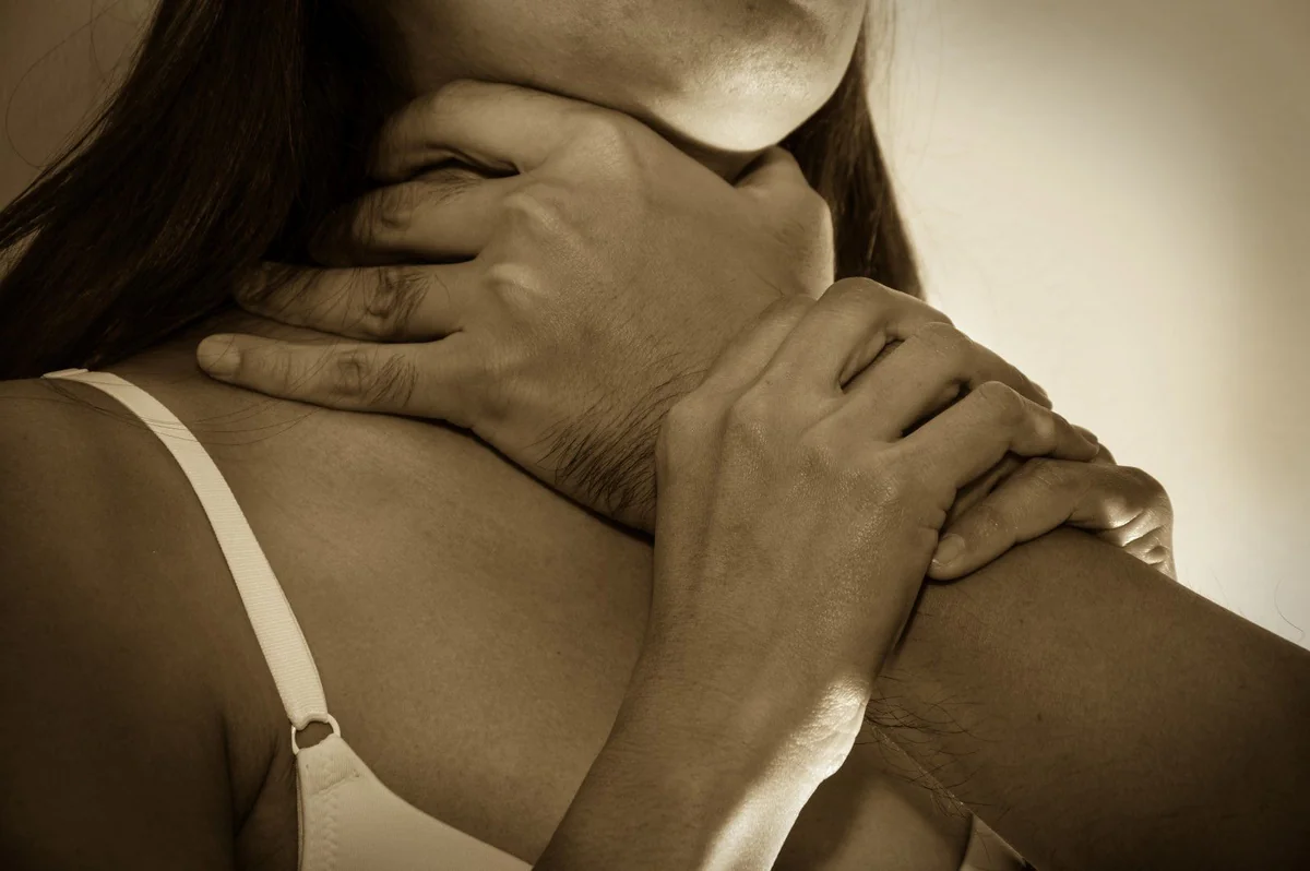 Sumqayıtda arvadını boğaraq öldürməkdə təqsirləndirilən şəxsin cinayət işi məhkəməyə göndərilib