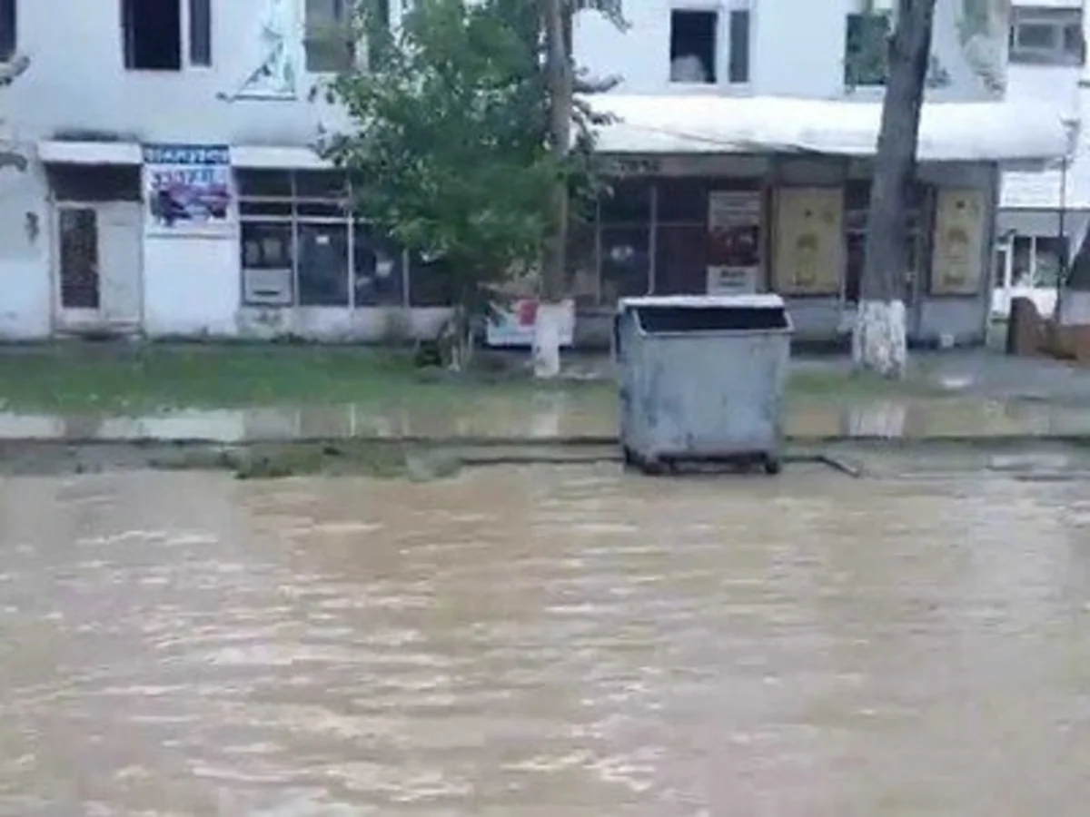 Gürcüstanın Qara dəniz sahillərindəki kurortlarında evlər su altında qalıb