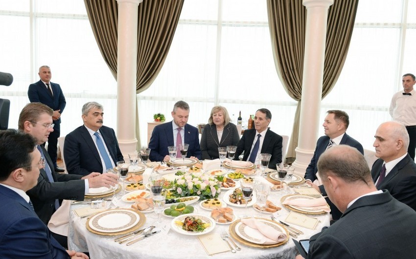 Azərbaycanın və Slovakiyanın Baş nazirləri birgə işçi nahar ediblər