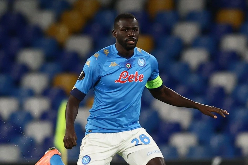 Napolinin futbolçusu ölkəsi üçün təcili yardım maşınları aldı
