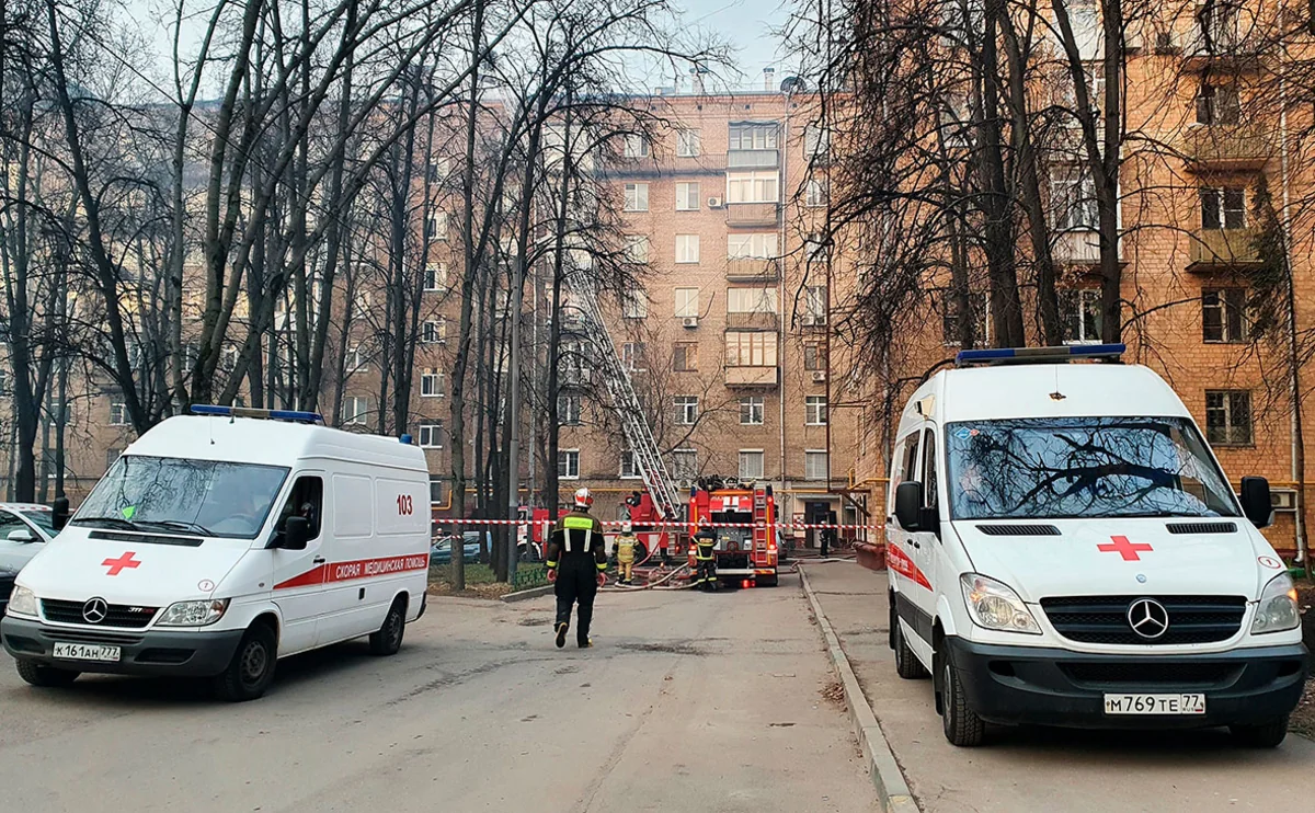 В Москве пожарные спасли 11 человек из загоревшейся многоэтажки