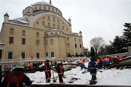 2 killed, over 20 wounded as tent collapses in Istanbul mosque