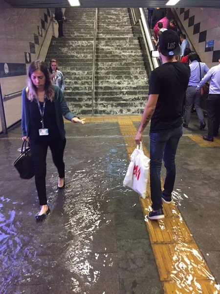 İstanbulda leysan yağıb, metro stansiyalarını və küçələri su basıb - VİDEO
