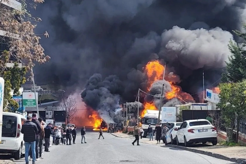 В Стамбуле горит склад химических веществ