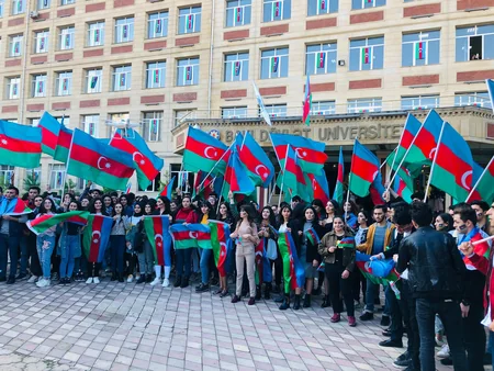 BDU-nun tələbələri Üç rəngin kölgəsində! adlı fləşmob keçiriblər