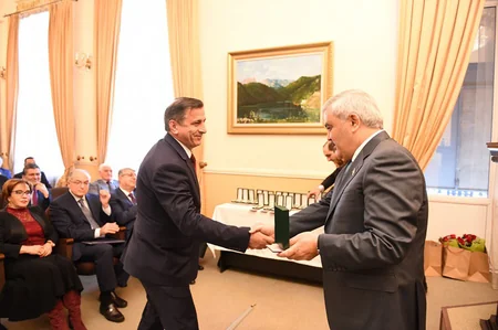 SOCAR-da yüksək dövlət təltiflərinə layiq görülmüş neftçilərə orden və medallar təqdim olunub - VİDEO