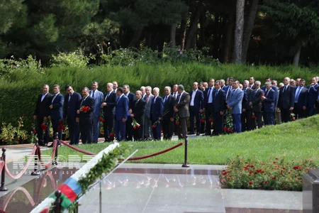 ​SOCAR-ın əməkdaşları Fəxri xiyabanı ziyarət ediblər