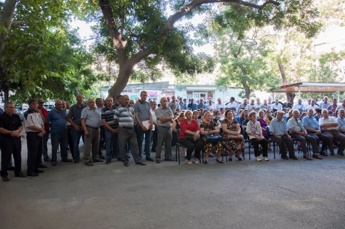 Bakıda zibil yığılması üçün hər mənzilə 2 cür paket paylanıb