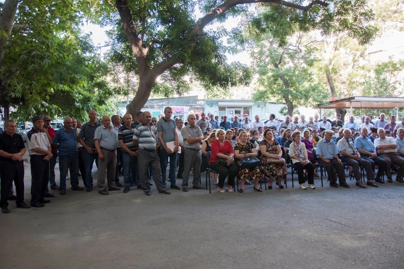 Bakıda zibil yığılması üçün hər mənzilə 2 cür paket paylanıb