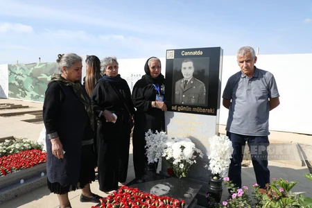 Azərbaycan xalqı antiterror şəhidlərinin məzarlarını ziyarət edir