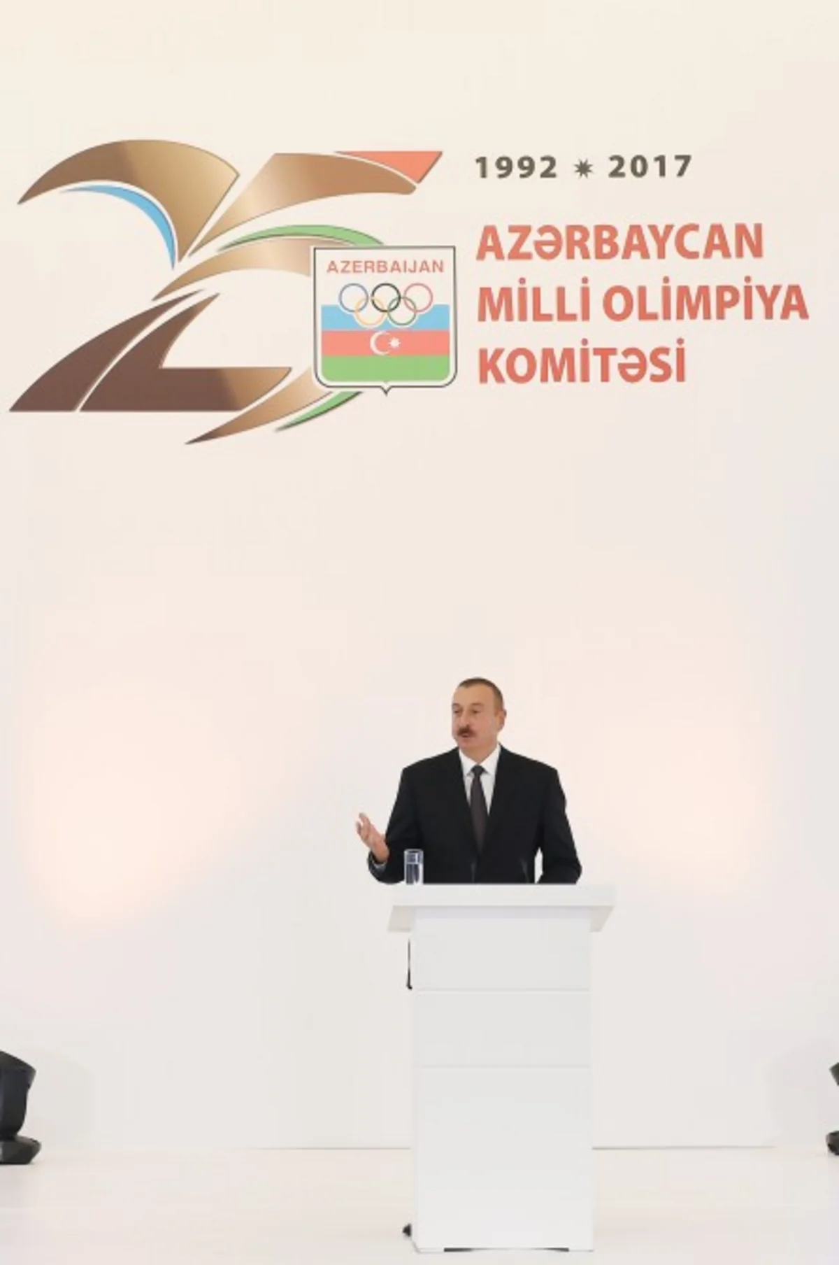 Dövlət başçısı: “İdmançılarımız həm idman yarışlarında, həm məişətdə özlərini ləyaqətlə aparırlar”