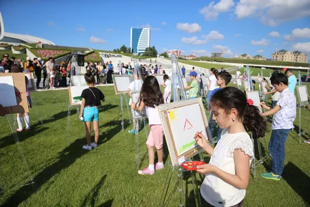 Heydər Əliyev Mərkəzinin parkında uşaqlar üçün rəsm dərsi təşkil olunub