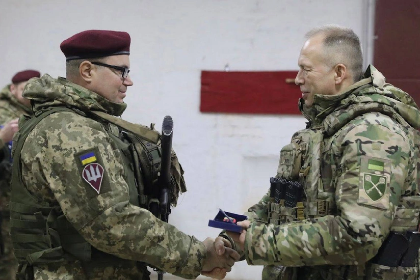 Ukrayna SQ-nin baş komandanı Kursk istiqamətinə səfər edib