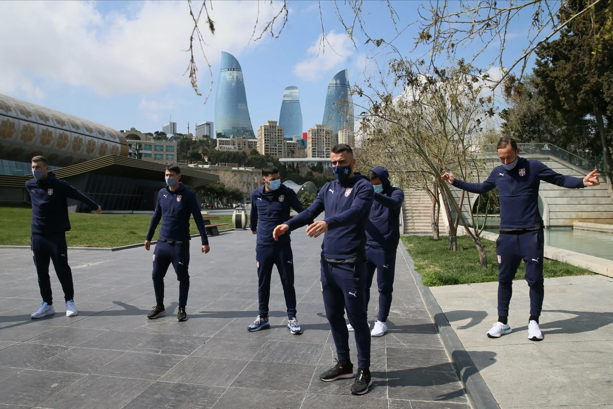 Serbiya millisi Bakıda muzeyin qarşısında məşq etdi